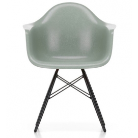 Eames Fiberglass DAW chair